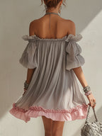 Vestido Mini de Chifón Gris con Hombros Descubiertos y Ribete Rosa