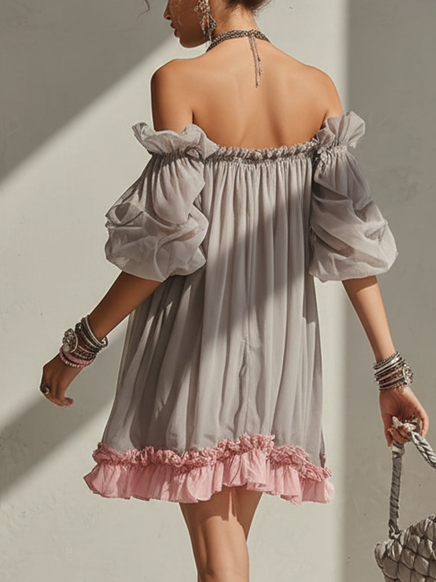Vestido Mini de Chifón Gris con Hombros Descubiertos y Ribete Rosa