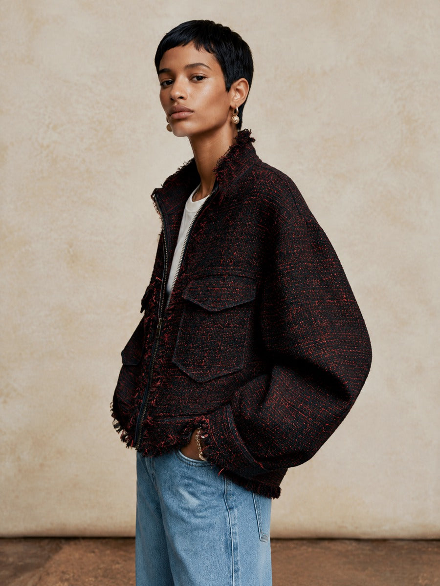 Chaqueta corta de tweed con cuello alzado y bordes deshilachados