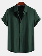 Camisa de manga corta con botones y efecto lino, y pantalones rectos con textura arrugada