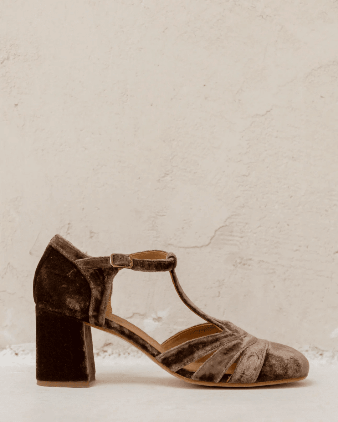 ZAPATO CON CINTURÓN EN T Y TACÓN ESTABLE - LOVRA DESIGN