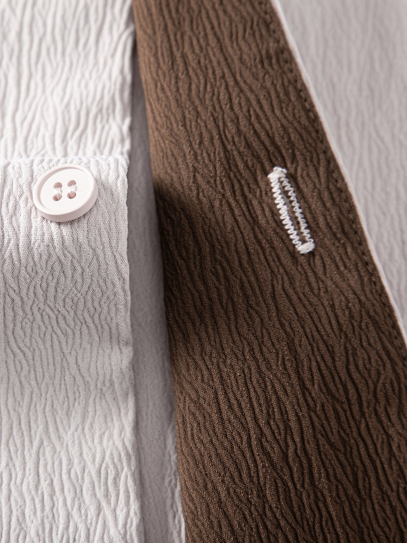 Camisa arrugada con bordado de palmeras en contraste