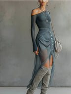 Conjunto Asimétrico Gris con Transparencias y Detalle Cut Out
