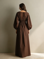 Vestido largo de algodón y lino marrón con escote en V y cintura elástica