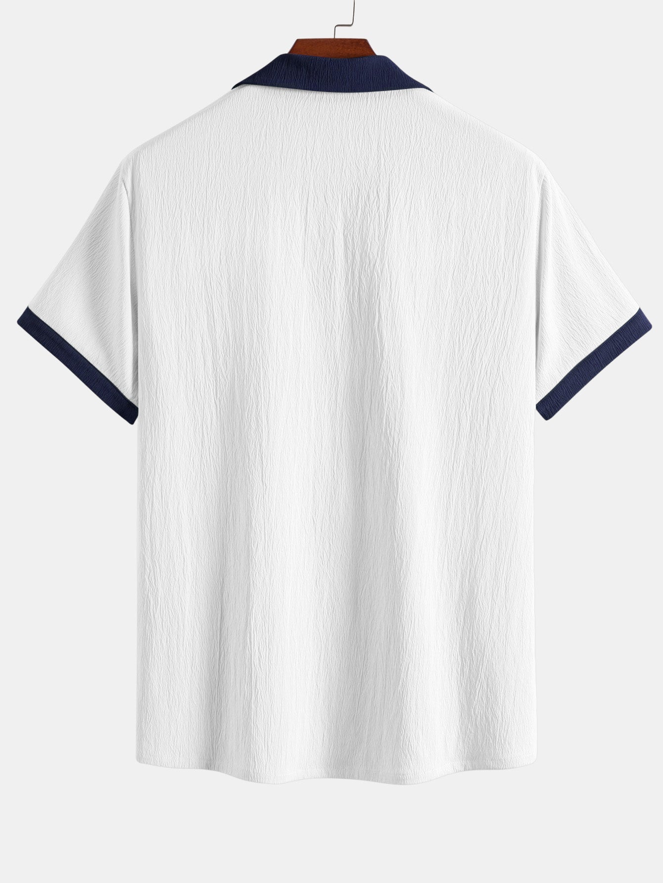 Camisa arrugada con bordado de palmeras en contraste y pantalones rectos con textura arrugada