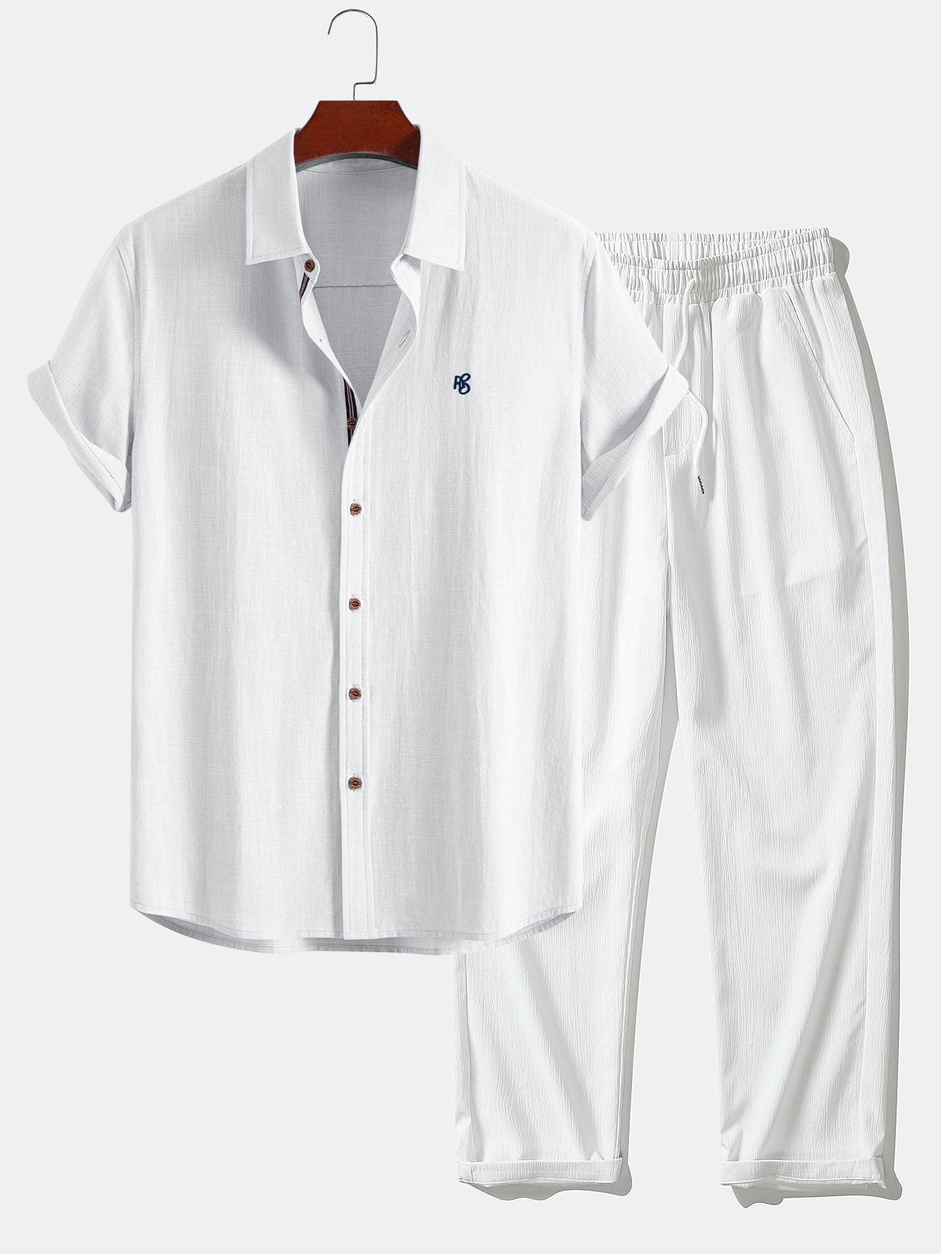 Camisa de manga corta con botones y efecto lino, y pantalones rectos con textura arrugada