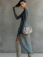 Conjunto Asimétrico Gris con Transparencias y Detalle Cut Out