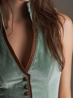 Chaleco Slim Fit de Terciopelo Verde Salvia con Ribete de Cuero