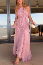 Vestido Maxi Plisado con Tirantes y Cuello Halter, Ribete de Volantes y Dobladillo Asimétrico