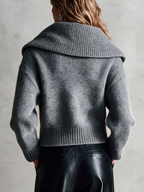 Chaqueta corta de punto gris con cuello chal y cremallera asimétrica