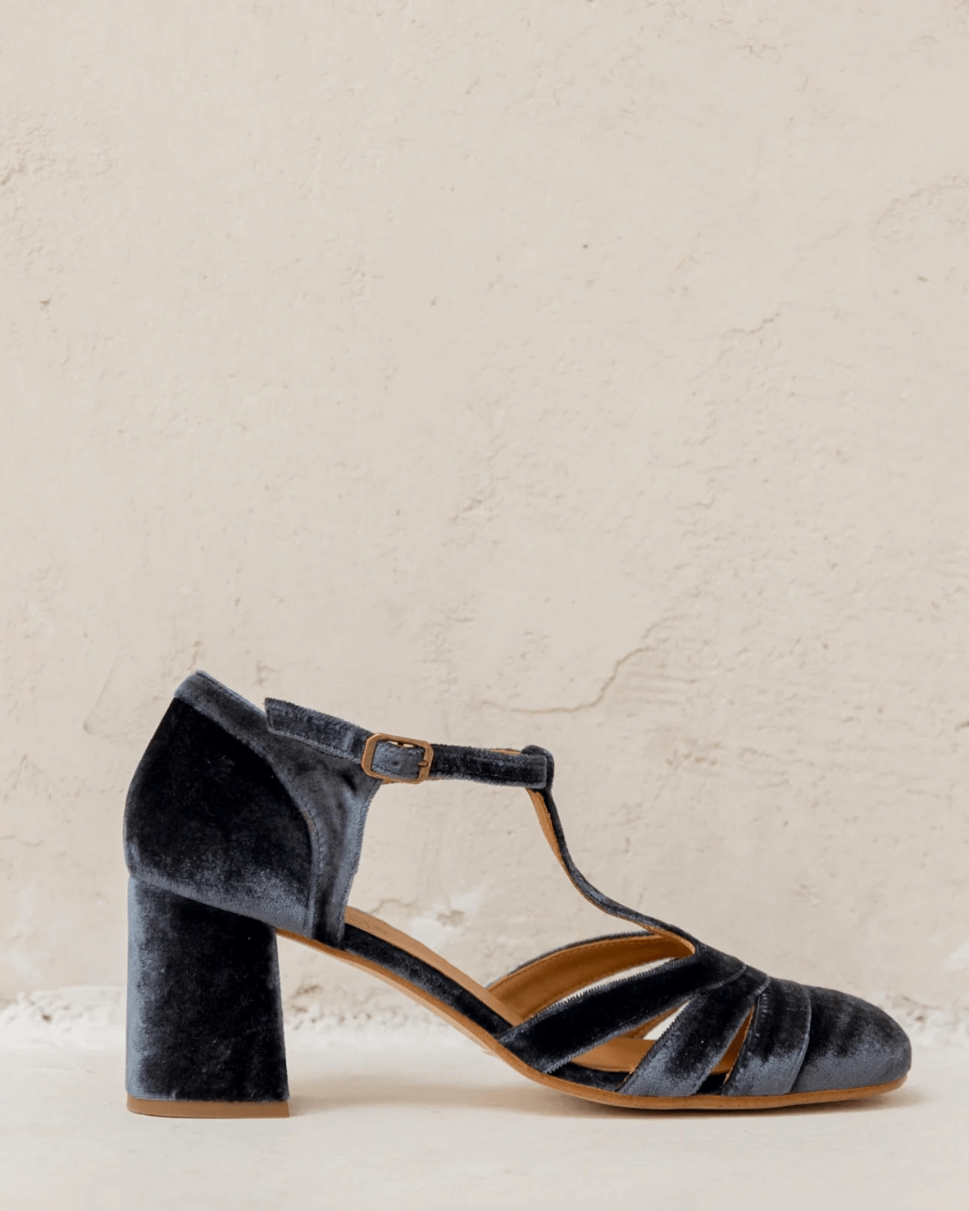 ZAPATO CON CINTURÓN EN T Y TACÓN ESTABLE - LOVRA DESIGN