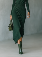 Vestido midi cruzado de punto verde oscuro con cuello alto