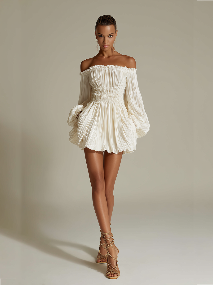 Vestido corto plisado marfil con hombros descubiertos y cintura fruncida