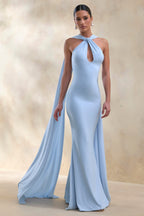 Vestido Largo Azul Empolvado con Escote Halter Drapeado, Capa y Espalda Descubierta