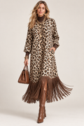 Vestido midi de manga larga con estampado de leopardo y bajo con flecos