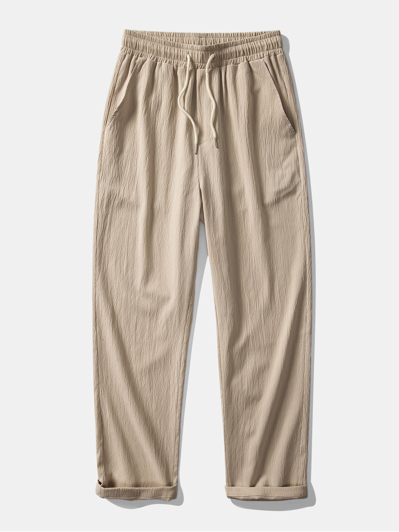 Camisa de manga corta con botones y efecto lino, y pantalones rectos con textura arrugada