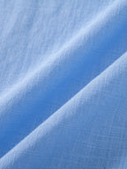 Camisa de manga corta con botones y efecto lino, y pantalones rectos con textura arrugada