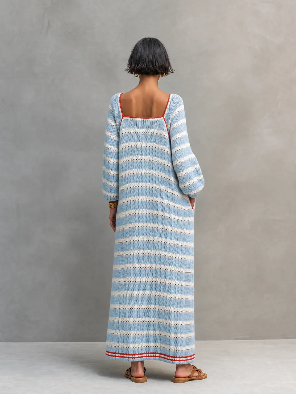 Vestido largo de punto a rayas con escote cuadrado