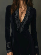 Vestido Mini Retro de Terciopelo Negro con Bordado y Ribete de Encaje
