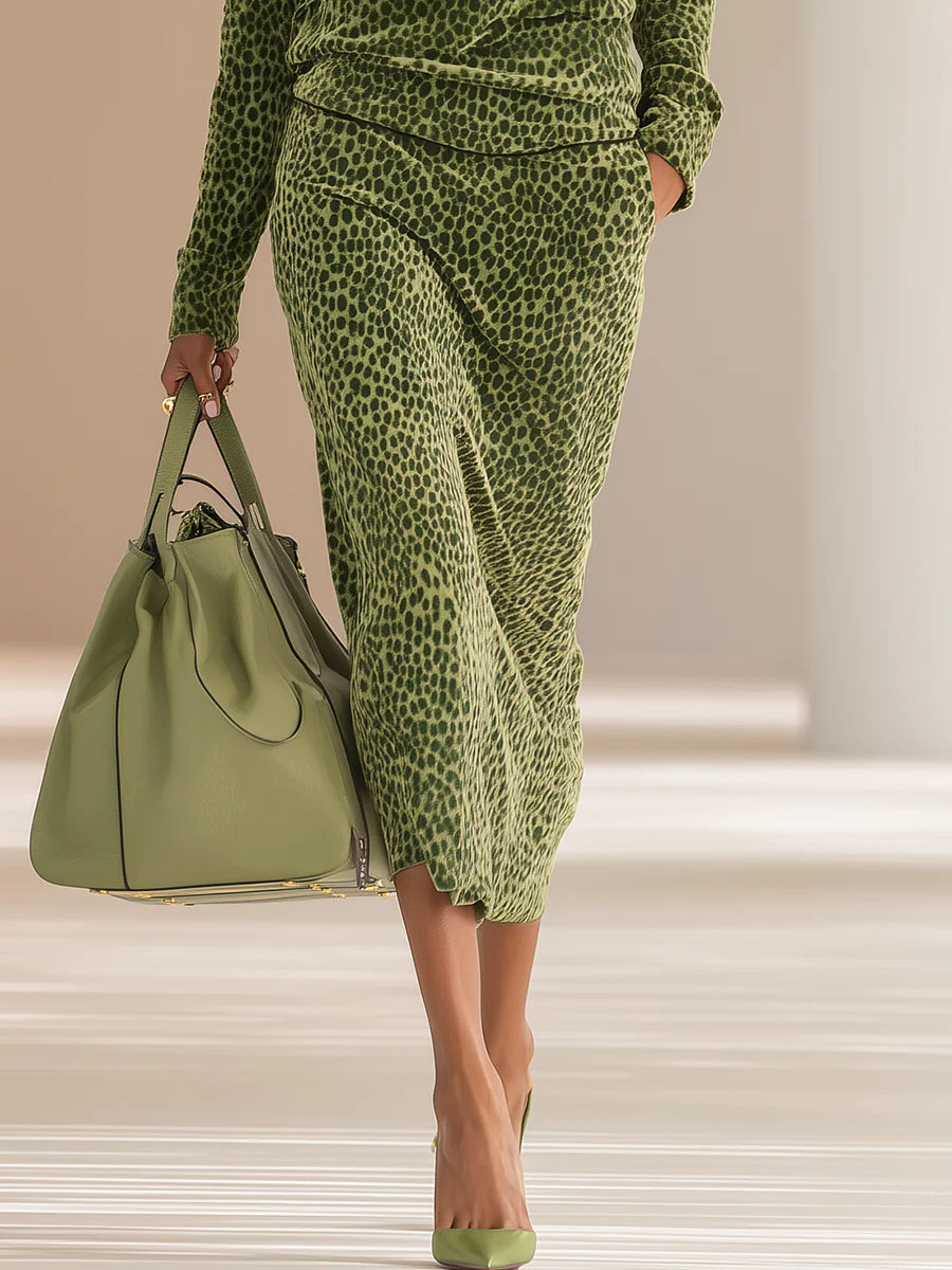 Conjunto Retro de Terciopelo con Estampado Leopardo y Cuello Mao