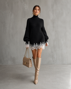 Vestido Corto de Punto con Cuello Alto y Encaje