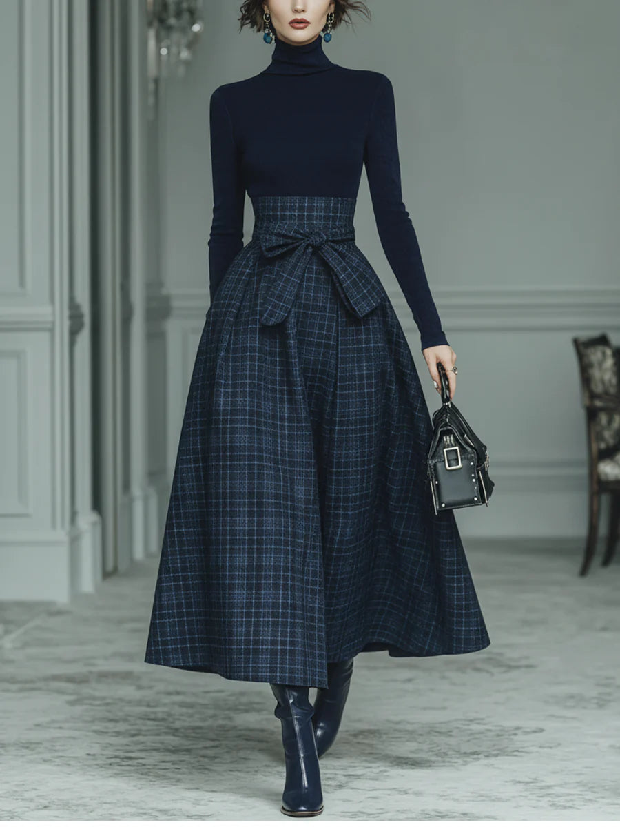 Conjunto Top Azul Oscuro de Punto con Cuello Alto y Falda de Cuadros