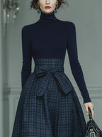 Conjunto Top Azul Oscuro de Punto con Cuello Alto y Falda de Cuadros