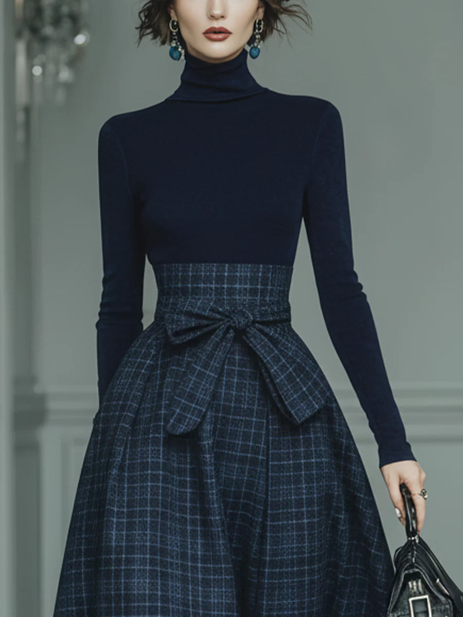 Conjunto Top Azul Oscuro de Punto con Cuello Alto y Falda de Cuadros