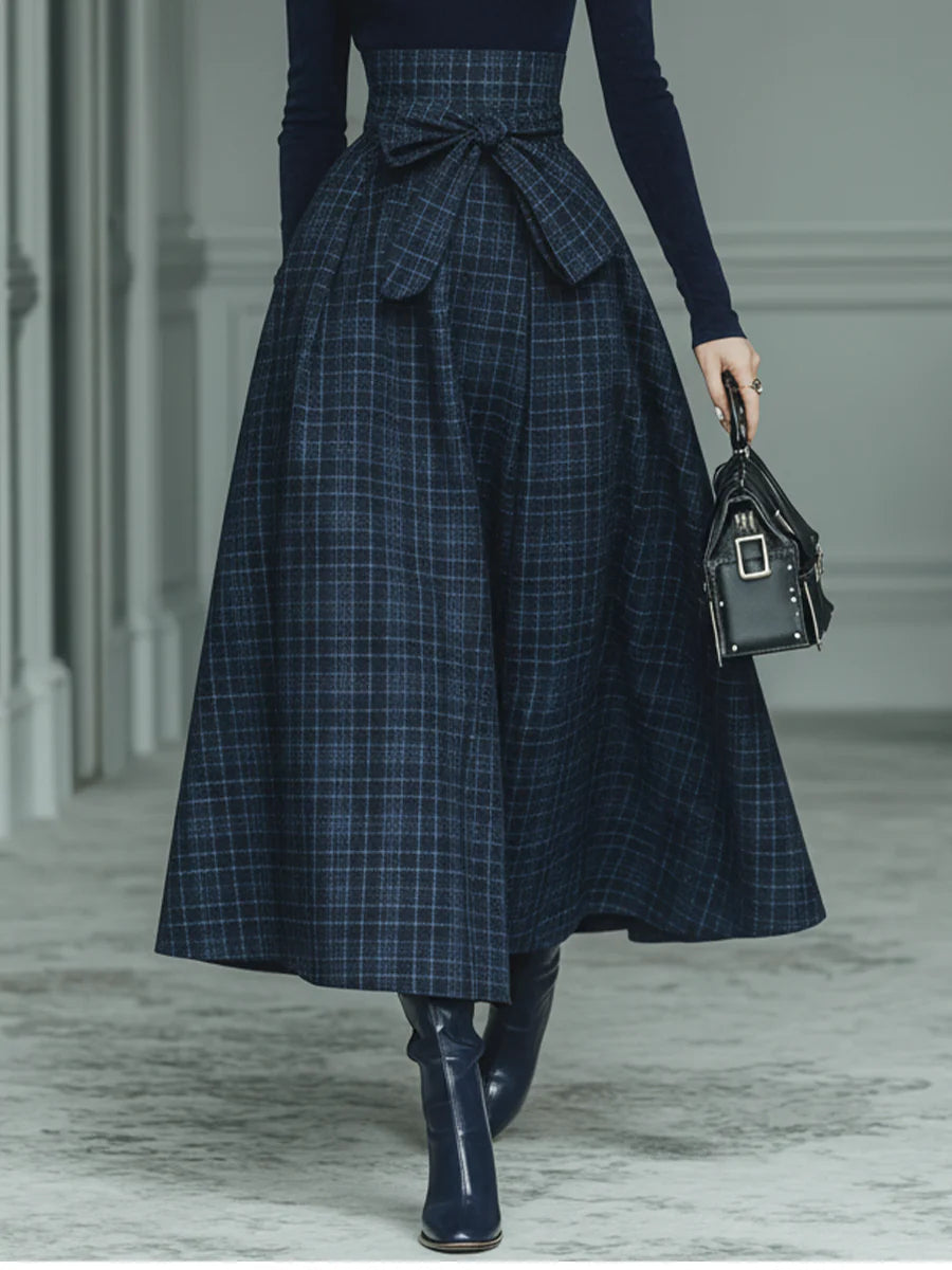 Conjunto Top Azul Oscuro de Punto con Cuello Alto y Falda de Cuadros