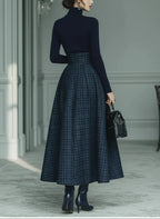 Conjunto Top Azul Oscuro de Punto con Cuello Alto y Falda de Cuadros