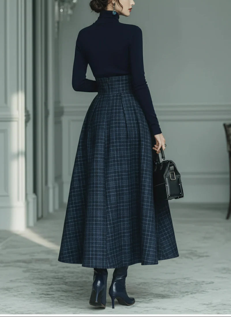 Conjunto Top Azul Oscuro de Punto con Cuello Alto y Falda de Cuadros