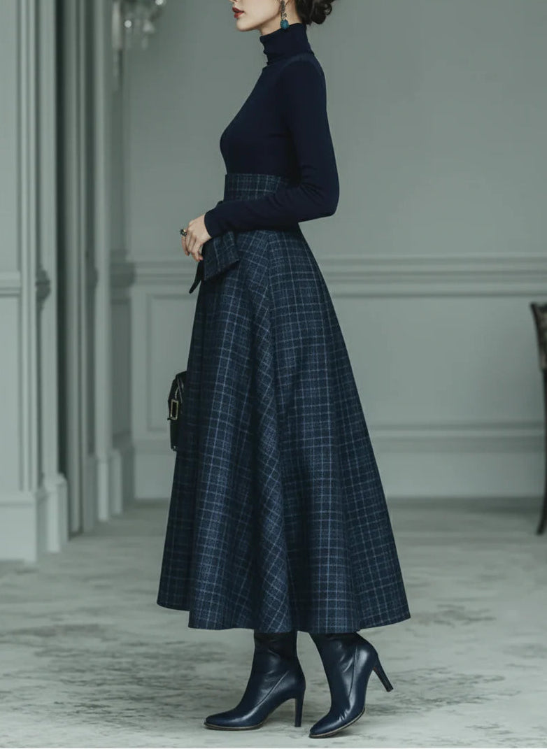 Conjunto Top Azul Oscuro de Punto con Cuello Alto y Falda de Cuadros