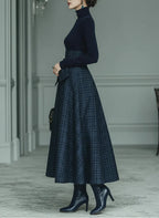 Conjunto Top Azul Oscuro de Punto con Cuello Alto y Falda de Cuadros