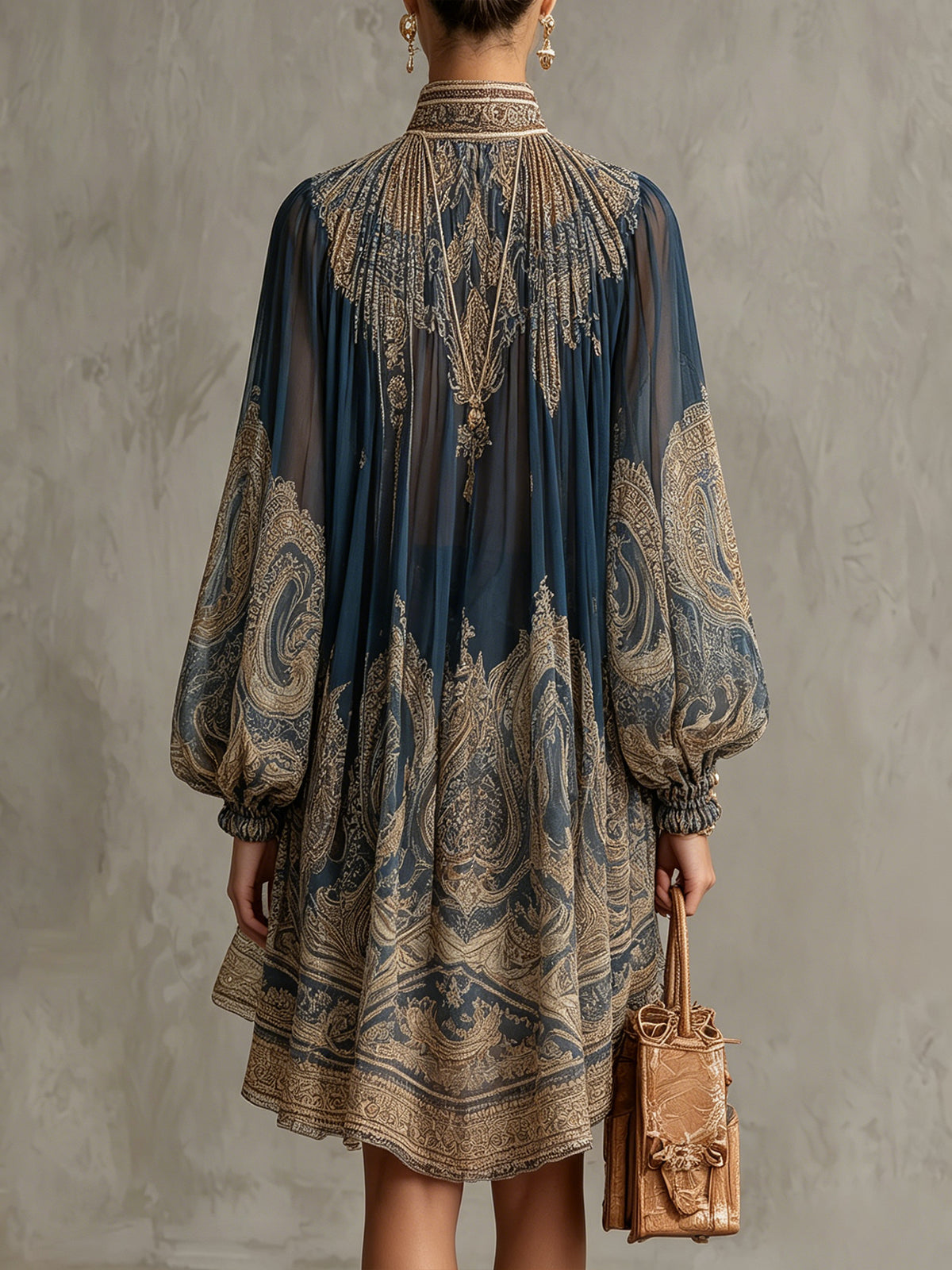 Vestido Mini de Chifón Azul Marino con Estampado Barroco y Cuello Alto