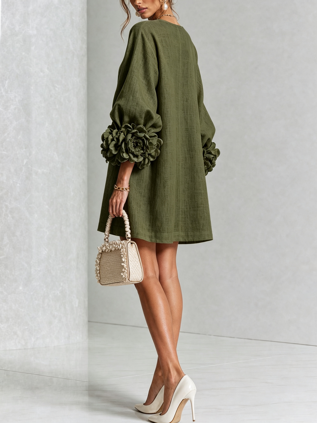 Minivestido con estampado floral y botones, con llamativos puños florales.