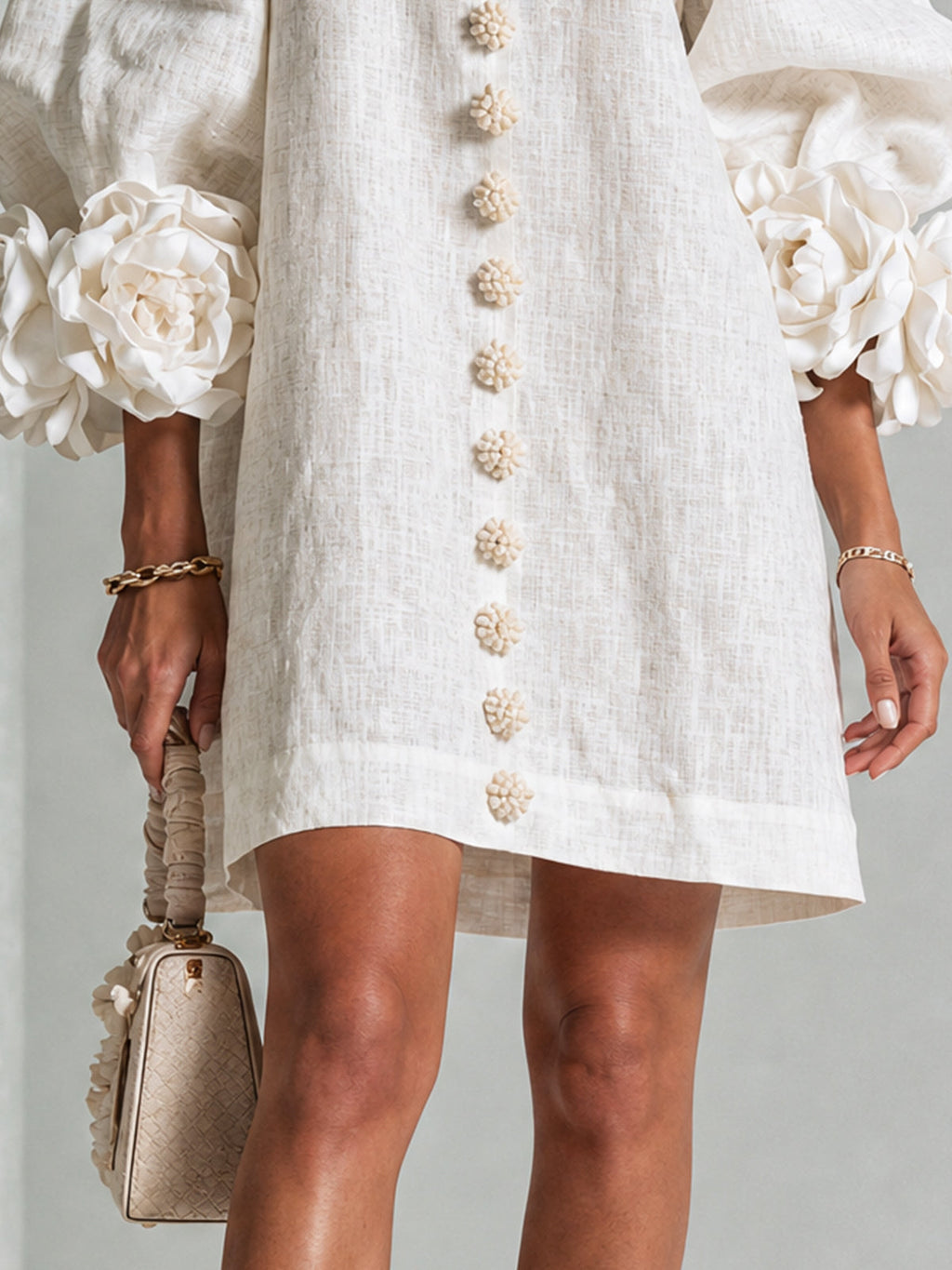 Minivestido con estampado floral y botones, con llamativos puños florales.