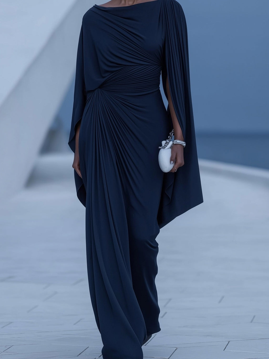 Vestido Maxi Azul Oscuro Plisado con Capa Drapeada