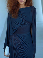 Vestido Maxi Azul Oscuro Plisado con Capa Drapeada