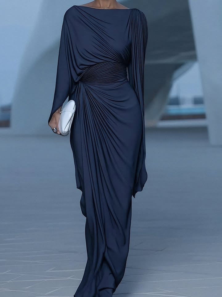 Vestido Maxi Azul Oscuro Plisado con Capa Drapeada