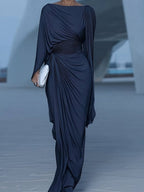 Vestido Maxi Azul Oscuro Plisado con Capa Drapeada