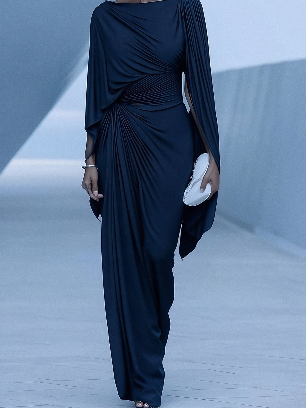 Vestido Maxi Azul Oscuro Plisado con Capa Drapeada