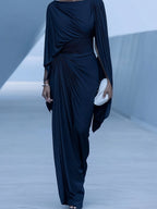 Vestido Maxi Azul Oscuro Plisado con Capa Drapeada