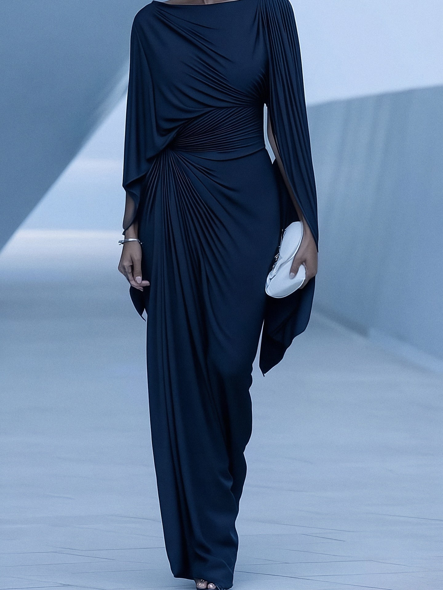 Vestido Maxi Azul Oscuro Plisado con Capa Drapeada