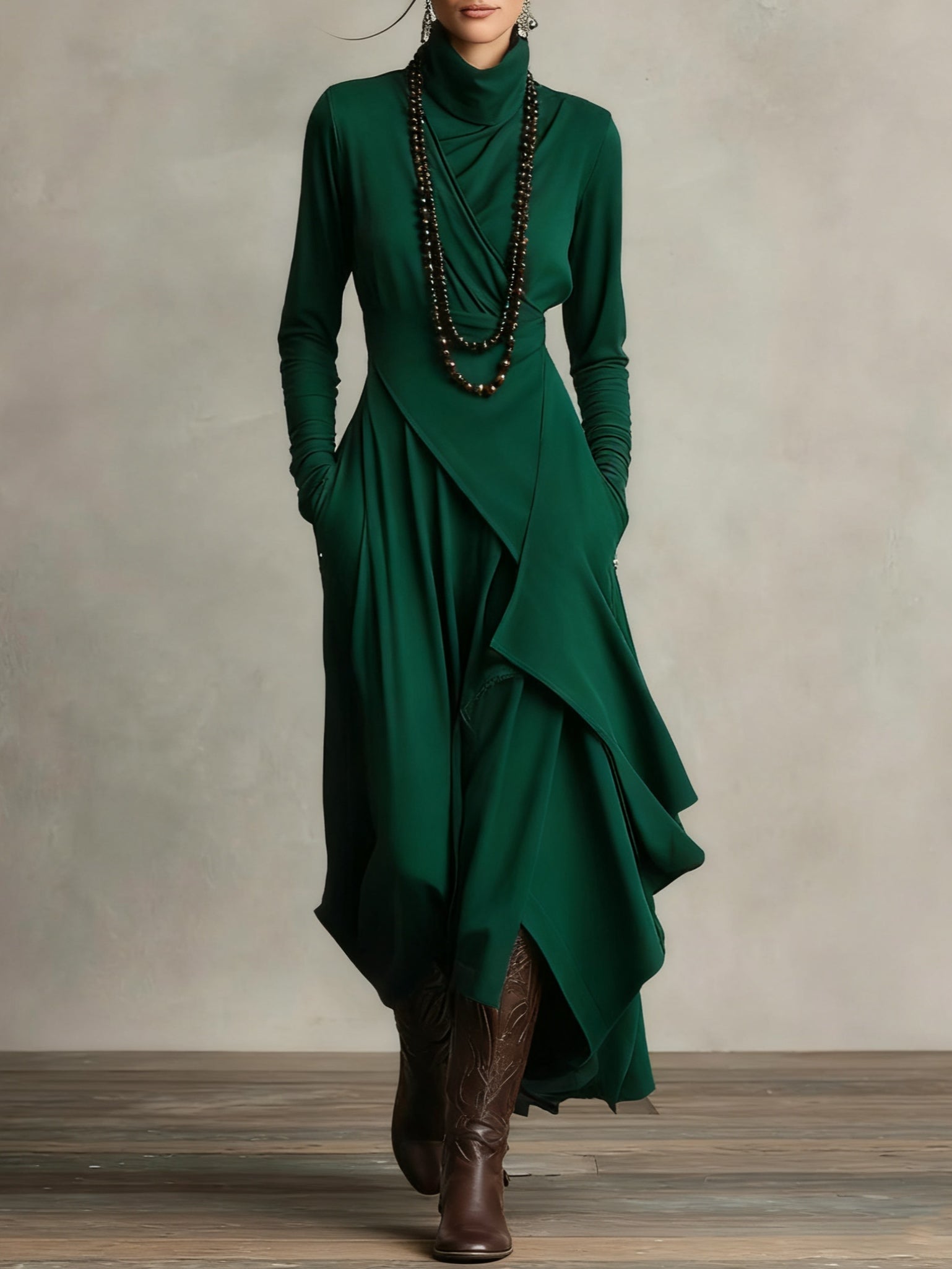 Vestido Maxi Púrpura con Cuello Alto Asimétrico y Plisado