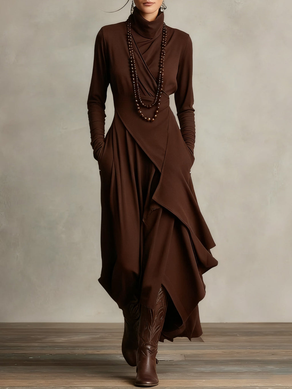 Vestido Maxi Púrpura con Cuello Alto Asimétrico y Plisado