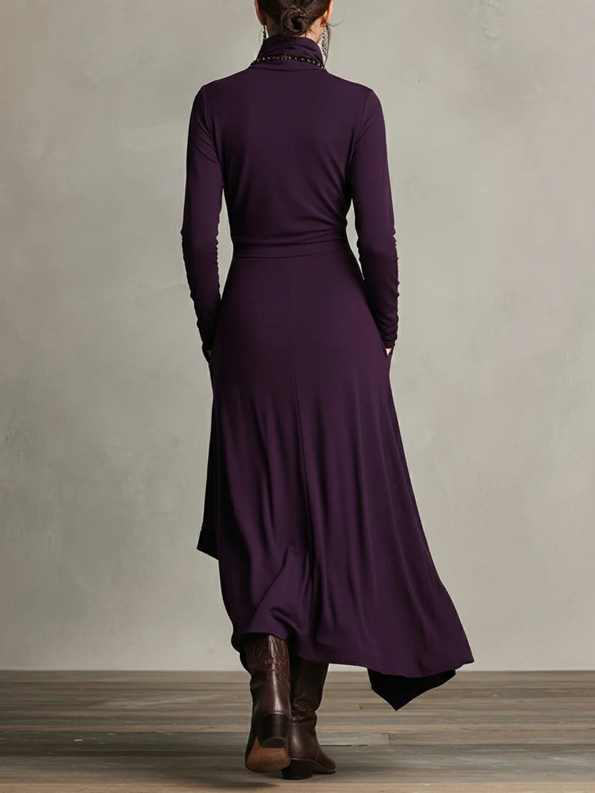 Vestido Maxi Púrpura con Cuello Alto Asimétrico y Plisado