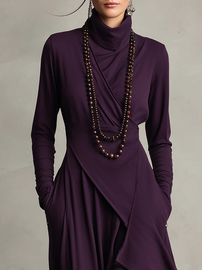 Vestido Maxi Púrpura con Cuello Alto Asimétrico y Plisado