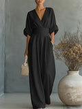 Elegante mono holgado de cuello en V y talle alto.