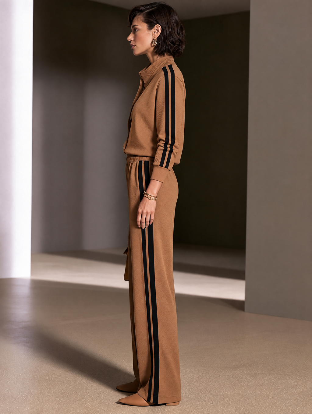 Conjunto de pantalón ancho y top de cuello mao con franjas en contraste