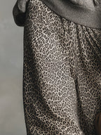 Falda Evasé con Estampado Leopardo Gris Elegante y Versátil